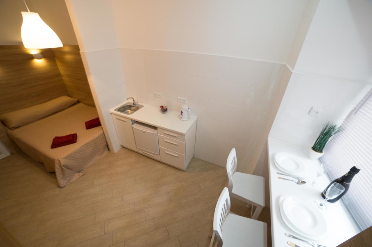 Apartment On Svyatoho Teodora Square 5 Лвив Екстериор снимка